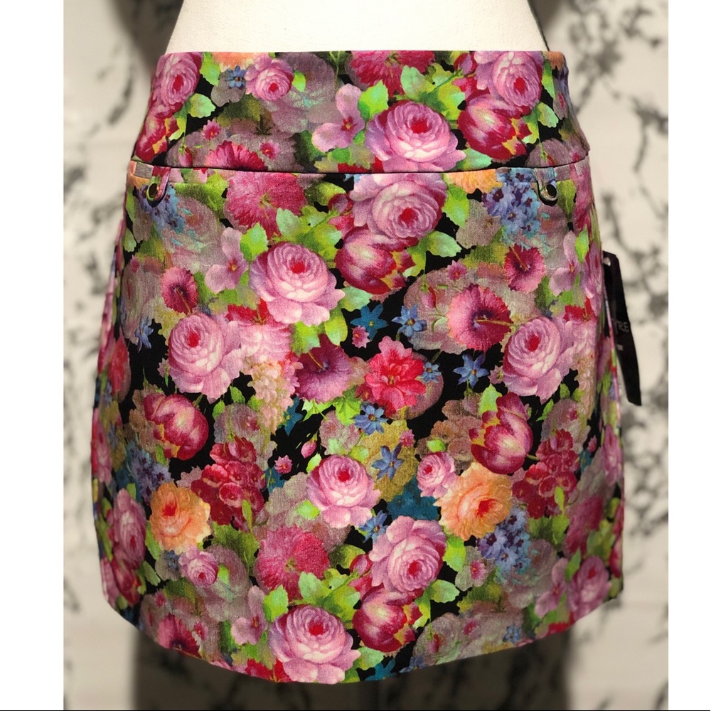 SOLD 🥳 HOST PICK 🥳 Floral Skort